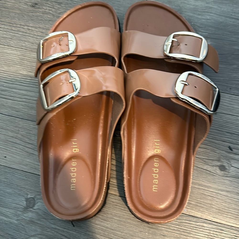 Steve Madden womens summer sandal with gold buckle